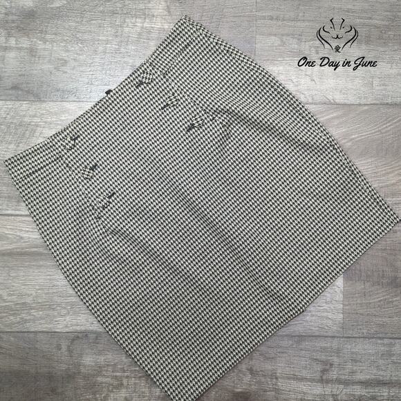 H&M Button Accent Mini Skirt Size 10 - Picture 1 of 5